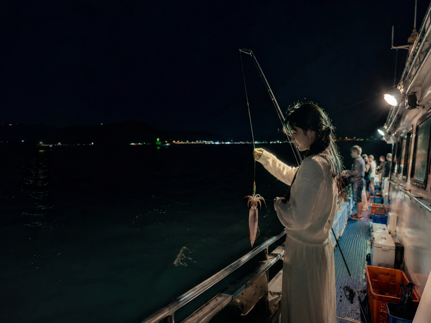 深圳南澳夜钓鱿鱼船上灯光和海面氛围图